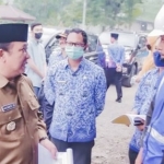 Kabid Jalan dan Jembatan DPU BMSDA Jember Yoyok Subagiono (tengah) saat mendampingi Bupati Hendy.