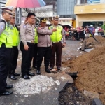 Kasi Jianrek Sub Bid Jemenopsrek Sub Ditkamsel Korlantas Polri AKBP Moch. Risya Mustario melakukan sidak ke Jalan Sultan Agung, Jember, yang ambles.