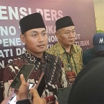 Paslon Aditya Halindra Faridzky dan Joko Sarwono saat rilis pers di hadapan awak media usai pengambilan nomor urut. Foto: AHMAD CHOIRUDIN/ BANGSAONLINE