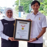 Gubernur Jawa Timur Khofifah Indar Parawansa menerima piagam Muri atas pembentangan bendera merah putih sepanjang 3.219 meter di Jembatan Suramadu, Kamis (10/11/2022).