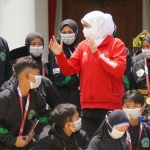 Gubernur Jatim Khofifah Indar Parawansa saat bersama Pendekar dan atlet Pagar Nusa Jatim. Foto: Humas Pemprov Jatim