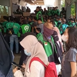 Kerumunan di depan restoran cepat saji McDonald