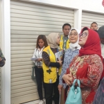 
Eko Suhartono Kepala Diskumperindag kota Batu dihadapan rombongan Komisi V DPR RI saat meninjau pembangunan pasar menyampaikan progres pembangunan pasar. 