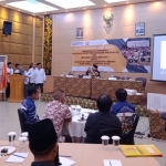 Ketua Bawaslu Pasuruan M Nasrup didampingi 3 komisioner saat penandatanganan MoU serta lauching posko aduan masyarakat pada pemilu serentak 2024. foto: MOCH ANDY FACHRUDIN/ BANGSAONLINE