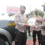 Wakapolres Ngawi Kompol. Ridho Tri Putranto saat menyerahkan beras secara simbolis pada bhabinkamtibmas, untuk didistribusikan ke warga terdampak Covid-19.