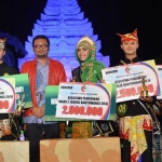 Ketua DPRD Banyuwangi bersama pemenang Jebeng Thulik 2016.