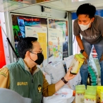 Bupati Pamekasan meluncurkan pasar murah. (foto: ist)