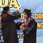 Pj Wali Kota Kediri, Zanariah, saat mewisuda salah satu wisudawati. Foto: Ist