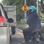 Tangkapan layar video viral terkait kejahatan jalanan yang bermodus menggedor kaca mobil.