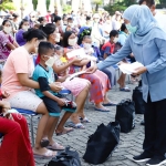 Di penghujung Ramadan, Gubernur Jawa Timur Khofifah Indar Parawansa berbagi keceriaan pada kaum wong cilik. Orang nomor satu di Pemprov Jatim itu membagikan 200 paket sembako dan THR kepada masyarakat di sekitar Kantor Gubernur Jawa Timur, Jl. Pahlawan No. 110 Surabaya, Senin (10/5/2021).