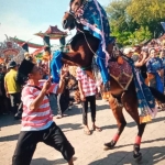 Peserta festival saat menampilkan aksi jaran kencer atau jaran kencak di depan Labang Mesem Keraton Sumenep.