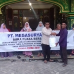 KEBERSAMAAN: Acara Bukber yang digelar PT MSM dengan warga Tambaksawah dan Tambakrejo Waru, Kamis (9/5) petang. Foto: ist