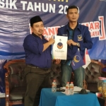 Khoirul Huda saat mengambil formulir bacabup untuk Ketua DPC PPP Achmad Nadlir di Nasdem. foto: ist