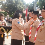 Pj Wali Kota Kediri Zanariah selaku Ketua Majelis Pembimbing Cabang Gerakan Pramuka Kota Kediri saat penyematan tanda penghargaan Gerakan Pramuka.  (dok. Ist)