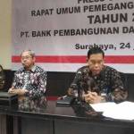 Direktur utama bankjatim R Suroso dan jajaran komisaris saat memberikan keterangan pada awak media. foto: YULI IKSANTI/ BANGSAONLINE
