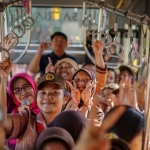 
Anak didik baru dan pendidik saat naik bus sekolah. (Ist) 