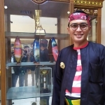 Bupati Pamekasan dalam sebuah kesempatan mengenakan Baju Adat Madura, Pesak.