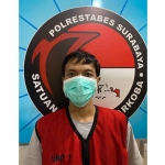 Tersangka yang ditangkap petugas dari Unit I Satresnarkoba Polrestabes Surabaya.
