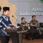 Wakil Bupati Trenggalek, Syah Muhamad Natanegara, saat mengukuhkan pengurus dewan pendidikan.