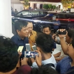 Dosen FISIP Unair, Airlangga Pribadi Kusman, Ph.D memberi keterangan terkait gagalnya silaturahmi perwakilan mahasiswa dengan Forkopimda Jatim di Gedung Negara Grahadi. foto: istimewa