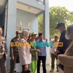 Camat Kebomas, M. Yusuf Ansyori, bersama petugas dari satpol pp, Forkopimcam, dan Pemdes Randuagung saat penutupan rumah kos. Foto: SYUHUD/BANGSAONLINE