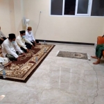 Prof. Dr. KH. Asep Saifuddin Chalim, M.A., saat memberikan taushiah dalam acara salat malam dan istighatsah di Pondok Pesantren Amanatul Ummah Jalan Siwalankerto Utara Surabaya tadi malam (Kamis/26/8/2021). foto: mma/ bangsaonline.com