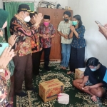 Wabup Subandi saat mengunjungi rumah korban penyiraman air keras oleh karyawan CV Cakrawala Sakti.