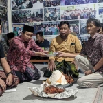 Pembina Tim Melek Industri SNB, Lestari Widodo (dua dari kiri), saat menyerahkan potongan tumpeng kepada peserta ngaji industri. Foto: Ist