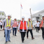 Gubernur Khofifah saat meninjau Pusat Pengelolaan Sampah dan Limbah Bahan Berbahaya dan Beracun atau PPSLB3 di Kecamatan Dawarblandong, Kabupaten Mojokerto.