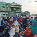 Suasana bagi-bagi takjil yang digelar DPC BMI PDIP Gresik di Ujungpangkah. foto: SYUHUD A/BANGSAONLINE.