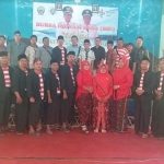 Kepala Plt DPMD Saksono Parmato foto bareng dengan Panitia Bursa Inovasi Desa Cluster 4 di Aula SMPN I Arosbaya Bangkalan.