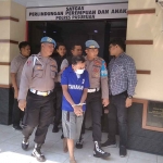 Tersangka pencabulan saat digelandang petugas di Mapolres Pasuruan.