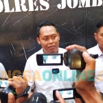 Kasatreskrim Polres Jombang AKP Aldo Febrianto saat memberikan keterangan terkait kasus mutilasi. Foto: AAN AMRULLOH/ BANGSAONLINE