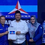 Aminatun Habibah (dua dari kanan) saat mendaftar di DPC Demokrat Gresik. Foto: Ist.