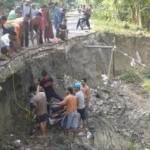 Salah satu korban yang terperosok akibat jalan yang longsor. (foto: istimewa)