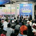 Warga dan relawan mengikuti Tahlil dan Doa Bersama yang dilaksanakan di Rumah Kolaborasi Relawan Blue Helmet di Lumajang. Kegiatan itu juga diikuti serentak secara nasional oleh kader Partai Gelora. foto: istimewa