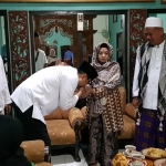 Gus Ipul saat sungkem dengan Ibu Nyai Siti Marhamah, istri almarhum KH Muhammad Suaib Abdul Wahab, Pendiri Pesantren Miftahul Huda Mojosari, Kepanjen, Malang.