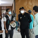 MENINJAU: Wabup Subandi meninjau vaksinasi yang digelar PKB Sidoarjo, di GOR Delta, Rabu (8/9/2021). foto: Kominfo Sidoarjo