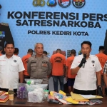 Kasatresnarkoba Polres Kediri Kota, Iptu Bowo Tri Kuncoro, saat konferensi pers. Foto: Ist