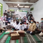 Sispala Arjuna MAN 1 Pamekasan memberikan santunan kepada anak yatim piatu sekaligus melaksanakan istighosah bersama di Panti Asuhan Raudlatul Jannah, Desa Pademawu Timur.