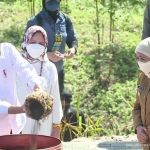 Presiden RI Joko Widodo menuangkan air kendi yang dibawa Gubernur Jawa Timur Khofifah Indar Parawansa kedalam kendi  nusantara di kawasan Titik Nol IKN Nusantara, Kecamantan Sepaku, Kabupaten Penajam Paser Utara Kalimantan Timur, Senin (14/3/2022). Tampak Presiden Jokowi didampingi Ibu Negara Iriana Jokowi.