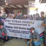 Awak media yang tergabung dalam PWI Tuban foto bersama usai pembagian masker.