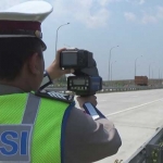 Ditlantas Polda Jatim dan Polres Jombang melakukan Operasi Patuh Semeru 2018  menggunakan Speed Gun di Tol Jomo. foto: RONY S/ BANGSAONLINE