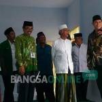 Wali Kota Kediri Abdullah Abu Bakar (kanan) didampingi KH. Anwar Iskandar dan Ahmad Subakir saat meninjau bangunan aula TPQ di Kantor NU Kota Kediri usai membuka konfercab. foto: arif kurniawan/ BANGSAONLINE