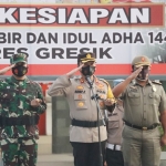 Kapolres AKBP Arief Fitrianto, Dandim Letkol Inf. Taufik Ismail, dan Sekretaris Dispol PP Suprapto saat apel kesiapan malam Hari Raya Idul Adha 1442 H. foto: SYUHUD/ BANGSAONLINE