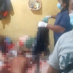 Petugas sedang memeriksa kondisi kedua korban penganiayaan yang berlumuran darah.