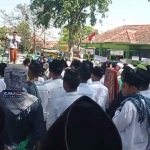 Masyarakat Pamekasan saat melakukan orasi di depan DPRD Pamekasan, Selasa (16/10/2023).