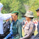 Gubernur Khofifah memasangkan baret kepada perwakilan taruna-taruni.