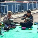 Wali Kota Kediri Abdullah Abu Bakar (dua dari kanan) dan Imam Mubarok (tiga dari kanan) bersama komunitas saat menyantap tumpeng bersama dalam rangka peringatan HUT ke-152 Jembatan Brantas Lama Kota Kediri. foto: MUJI HARJITA/ BANGSAONLINE