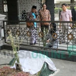 Tokoh lintas agama Jombang saat nyekar di makam Gus Dur, Kamis (7/9/2017). foto: ROMZA/ BANGSAONLINE